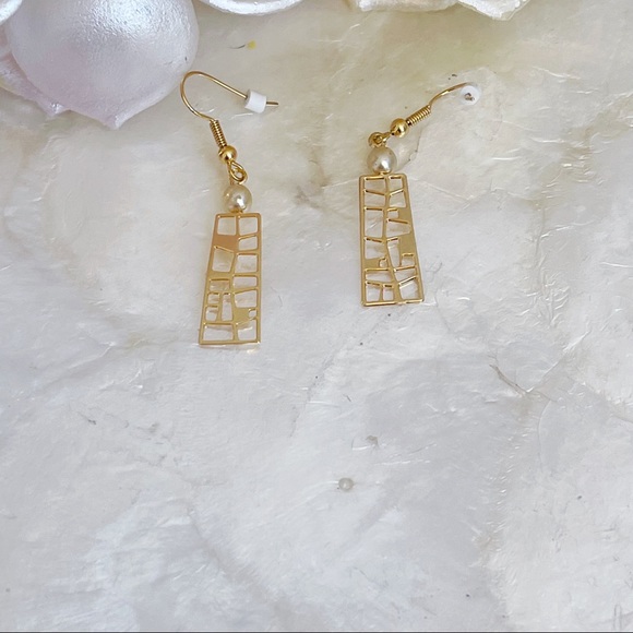 Gold Tone Asymmetrical Cutout Faux Pearl Dangle Earrings Elegant - Picture 3 of 11